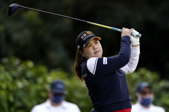 박인비가 22일 미여자프로골프(LPGA) 투어 LA오픈 1라운드 10번홀에서 티샷한 뒤 공을 바라보고 있다. [AP 연합뉴스]