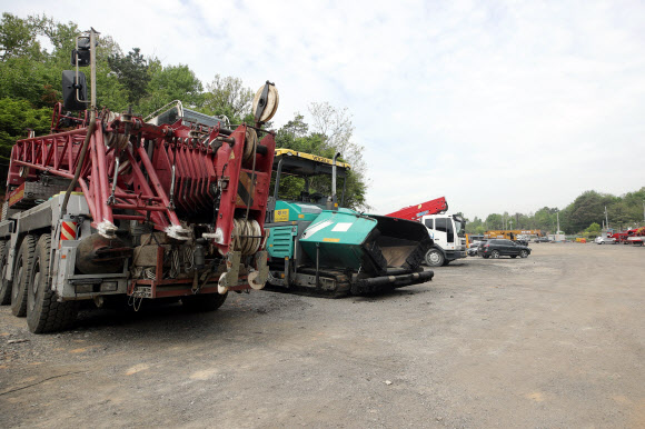광주경찰청 반부패경제범죄수사대는 축구선수 기성용과 그의 아버지 기영옥 전 광주FC 단장을 농지법 위반, 불법 형질변경 등 혐의로 불구속 입건해 수사 중이라고 22일 밝혔다. 사진은 기 선수 부자가 불법으로 농지를 중장비 차고지로 변경해 사용하고 있는 모습. 2021.4.22  연합뉴스