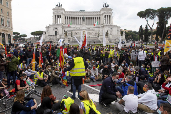 로마 도심에서 시위하는 이탈리아 항공사 직원들