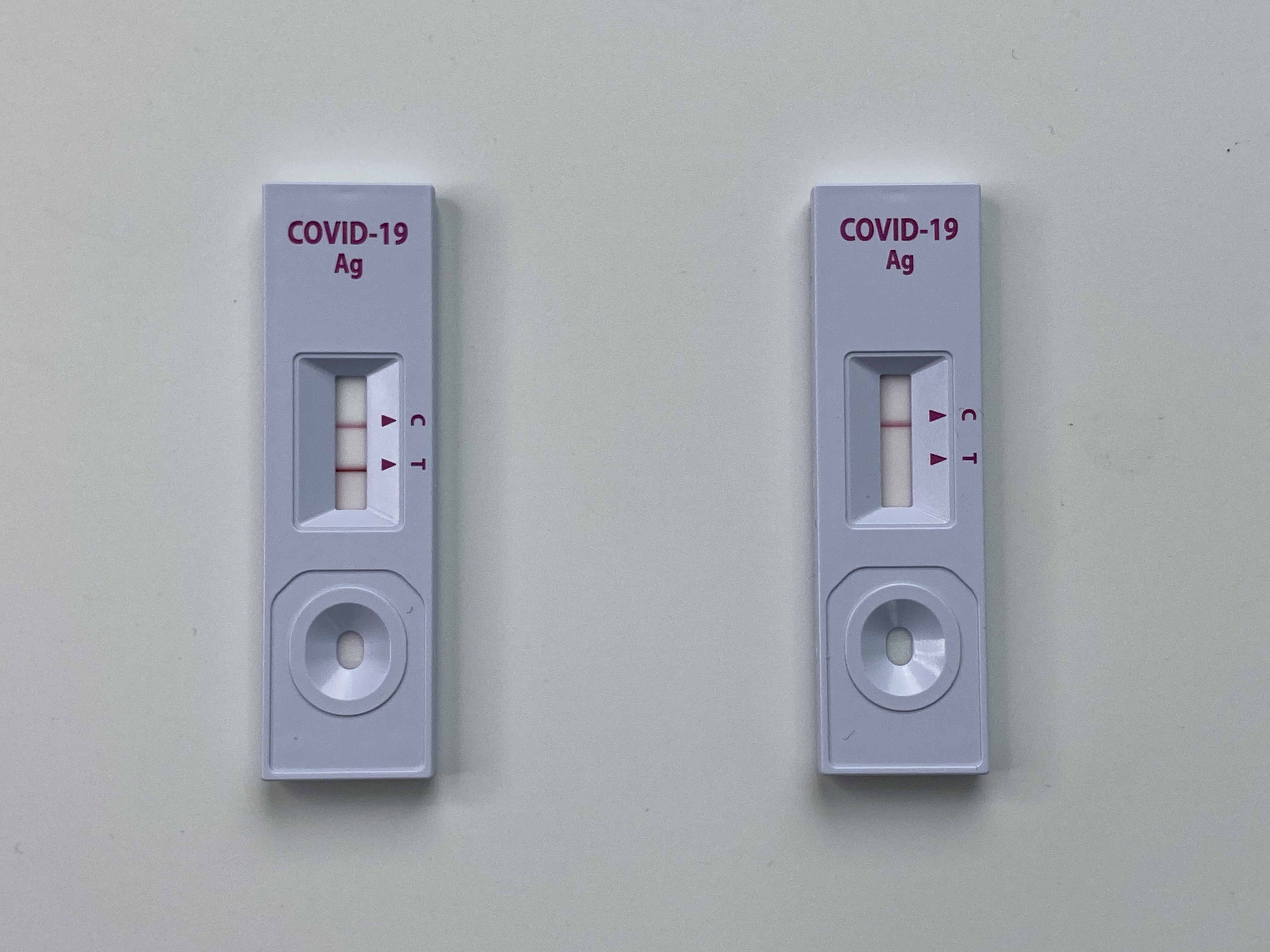 식품의약품안전처가 23일 코로나19 자가검사키트 2개 제품을 허가했다. 선홍색 두줄(왼쪽)이 나타나면 ‘양성’, 한줄이 나타나면 ‘음성’이나 정확도가 떨어져 증상이 있다면 반드시 유전자 증폭 검사를 받아야 한다.  식약처 제공