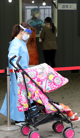 잠시 아기 보는 의료진