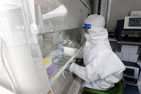 서울대 코로나19 분자진단 검사 시연…1시간 안에 결과 나온다