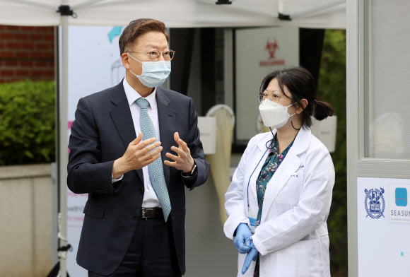 분자신속진단 검사 받은 김연수 서울대병원장