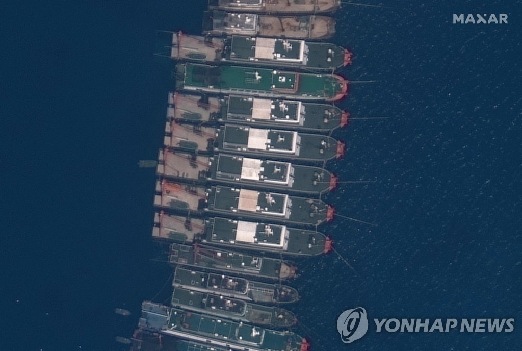 남중국해에서 중국 해상민병대로 의심되는 중국 어선들이 떼지어 몰려들어 정박하고 있어 공포 분위기를 조성하고 있다 . AFP 연합뉴스