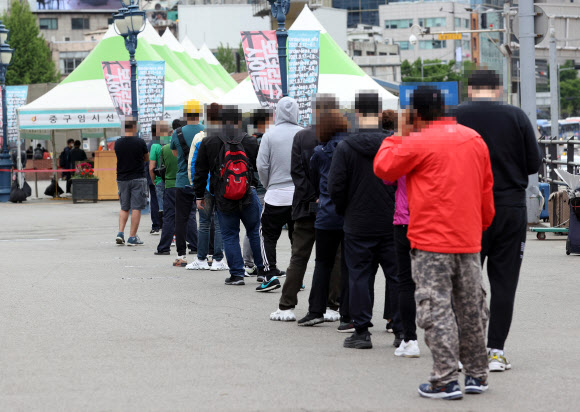 코로나19 검사 위해 줄 선 시민들