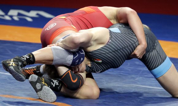 독일 정상의 마리아 셀마이어가 23일(현지시간) 폴란드 바르샤바에서 열린 유럽 레슬링 선수권대회에서 이탈리아 달마 카네바와 72kg급 여자부전에서 맞붙고 있다. AP 연합뉴스