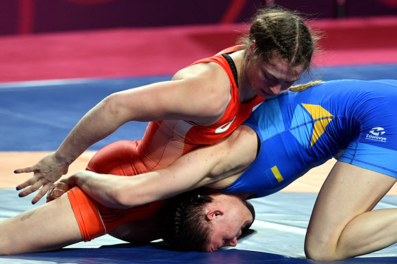 러시아의 발레리아 코블로바 졸로보바(빨간색)와 우크라이나의 이리나 콜리아덴코(파란색)가 22일(현지시간) 폴란드 바르샤바에서 열린 유럽 레슬링 선수권대회 여자 자유형 62kg급 준결승에서 치열하게 겨루고 있다. EPA 연합뉴스