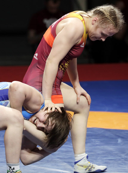 우크라이나의 알라 벨린스카(위)가 23일(현지시간) 폴란드 바르샤바에서 열린 유럽 레슬링 선수권대회에서 불가리아의 율리아나 야나에바와 -72kg의 금메달을 놓고 다투고 있다. AP 연합뉴스