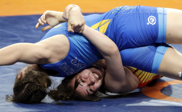 Irina Ringaci, bottom, of Moldova, grapples with Tetiana Rizhko, of Ukraine, in their women‘s 65kg category bout at the European Wrestling Championships in Warsaw, Poland, Friday, April 23, 2021. (AP Photo/Czarek Sokolowski)/2021-04-24 08:17:20/ <연합뉴스