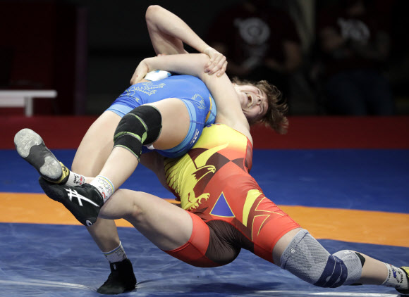 Irina Ringaci, right, of Moldova, grapples with Tetiana Rizhko, of Ukraine, in their women‘s 65kg category bout at the European Wrestling Championships in Warsaw, Poland, Friday, April 23, 2021.(AP Photo/Czarek Sokolowski)