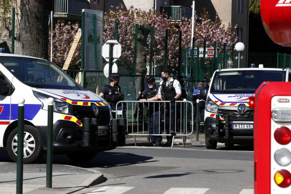 ‘테러 의심’ 칼부림 발생한 프랑스 경찰서