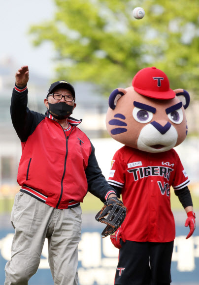 ‘레전드 데이’ 시구하는 김응용 전 감독