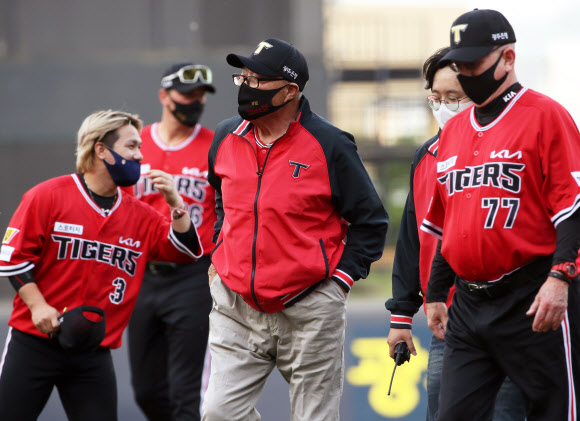 김응용 전 감독, 변함없는 ‘코끼리 감독’의 포스