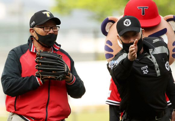 김응용 전 감독 ‘레전드의 시구’