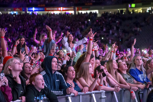 뉴질랜드 밴드 Six60의 팬들이 24일(현지시간) 뉴질랜드 오클랜드의 에덴 파크에서 열린 공연에서 열광하고 있다. Six60는 뉴질랜드가 바이러스의 확산을 막은 후 일상으로 돌아가는 것을 허용된, 코로나바이러스 대유행 이후 세계에서 가장 큰 라이브 공연이라고 홍보하고 있다.  이 밴드는 첫 콘서트에서 5만 명의 사람들 앞에서 공연을 했다.AP 연합뉴스