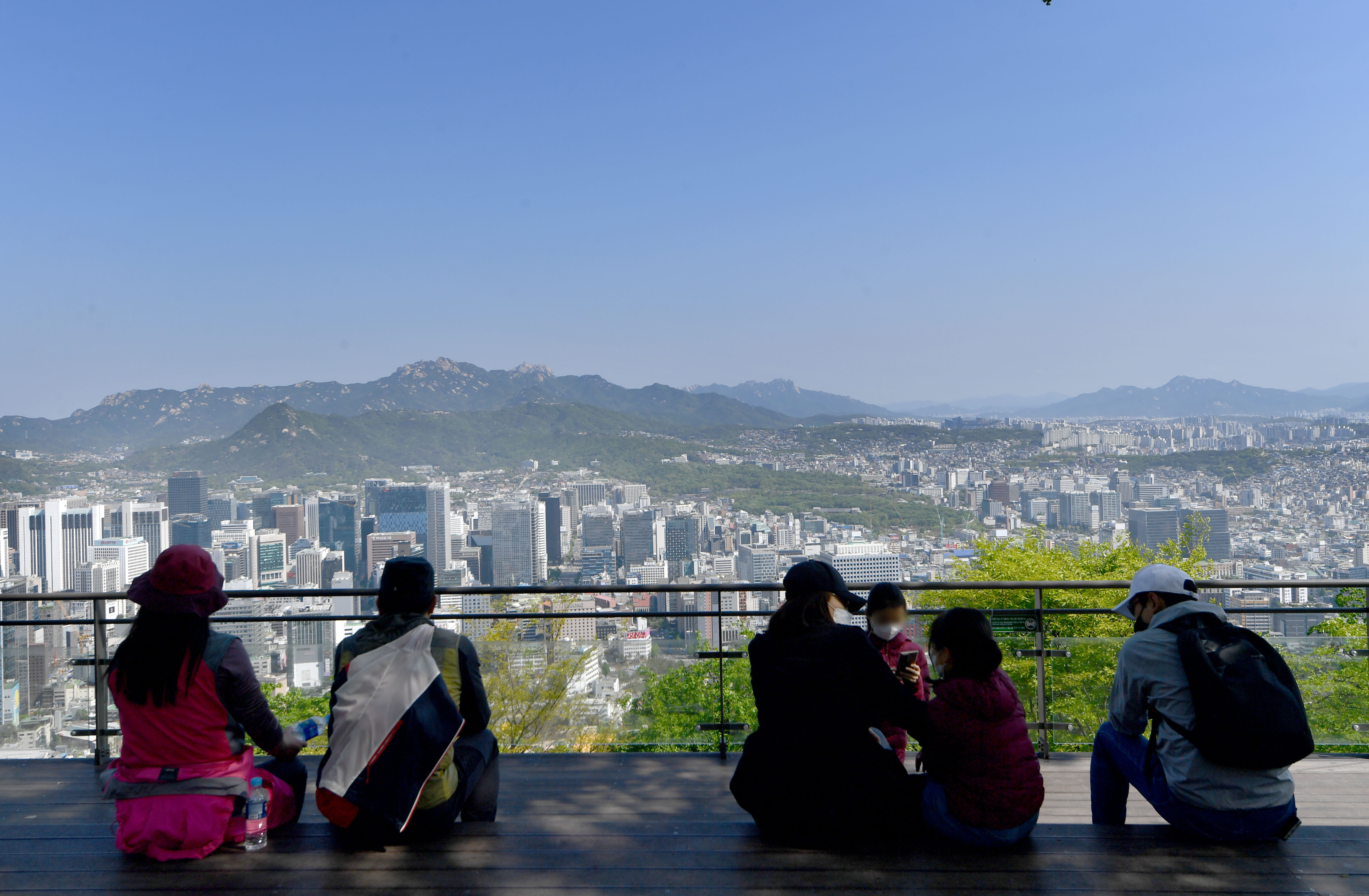 맑은 하늘을 보인 25일 서울 남산에서 시민들이 푸른 하늘을 감상하고 있다. 2021.4.25 박지환기자 popocar@seoul.co.kr
