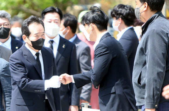 정세균 주먹인사