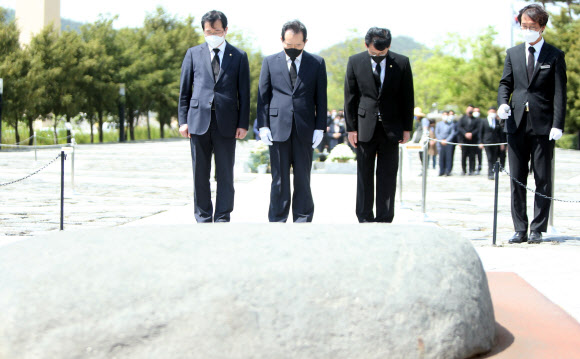 盧묘역 참배하는 정세균 