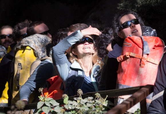 24일(현지시간) 프랑스 남서부 롬브리브 동굴에서 전화·시계·햇볕 없이 생활하는 ‘디프 타임’ 실험에 참가했던 27~50세 남성 8명과 여성 7명의 지원자들이 40일 만에 밖으로 나오고 있다. 아리에 AFP 연합뉴스