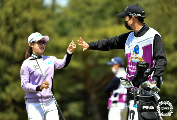 박민지가 25일 경남 김해 가야CC에서 열린 한국여자프로골프(KLPGA) 투어 ‘넥센-세인트나인 마스터즈 2021’ 최종라운드 7번 홀에서 버디를 성공한 후 캐디와 기뻐하고 있다. KLPGA 제공