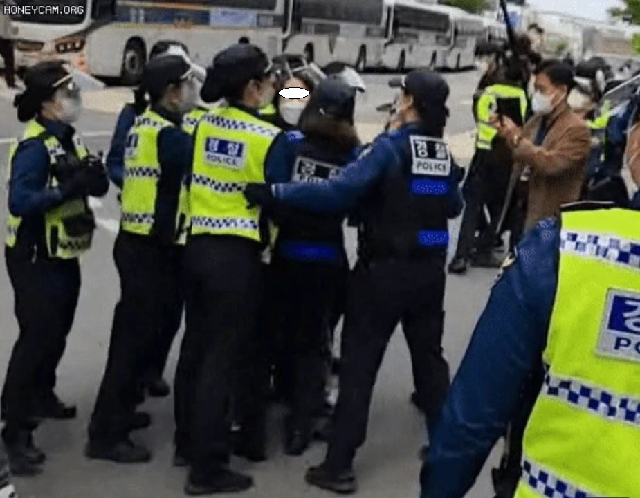 여성 경찰 여러 명이 시위 여성 한 명을 에워싸 제압하고 있다. 인터넷 커뮤니티 캡처