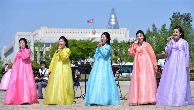 북한 조선인민혁명군 창건일에 펼쳐진 야외무대