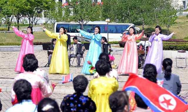 조선인민혁명군 창건일 맞아 야외무대 펼친 북한