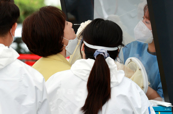 신속 분자진단검사 받는 유은혜 부총리