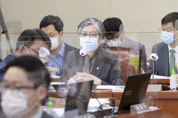 정은경 질병관리청장이 26일 오후 서울 여의도 국회에서 열린 보건복지위원회 전체회의에서 의원질의에 답하고 있다.2021. 4. 26 김명국 선임기자 daunso@seoul.co.kr