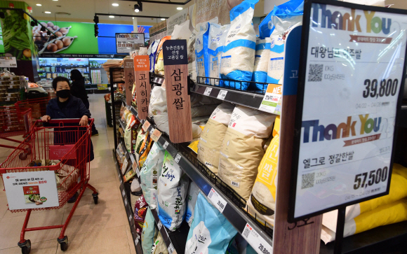 쌀 가격이 급등하는 가운데 26일 서울의 한 대형마트에서 고객이 쌀 코너를 지나가고 있다. 이날 전북도에 따르면 4월 현재 산지 쌀값은 80㎏ 한 가마에 22만 2944원으로 지난해 같은 기간 18만 9668원보다 17.5%(3만 3276원)가 올랐다. 정연호 기자 tpgod@seoul.co.kr