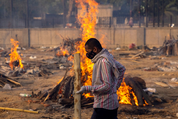 장작불로 코로나19 사망자 시신 태우는 인도 화장장