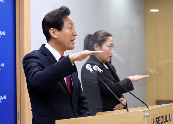 취재진 질문에 답하는 오세훈 시장