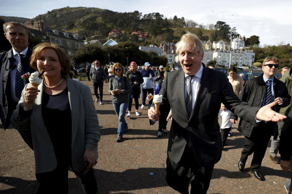 보리스 존슨 영국 총리가 26일(현지시간) 보수당을 대표하여 지방선거를 위해 웨일즈의 란디드노를 방문해 선거운동을 하고 있다. AP 연합뉴스