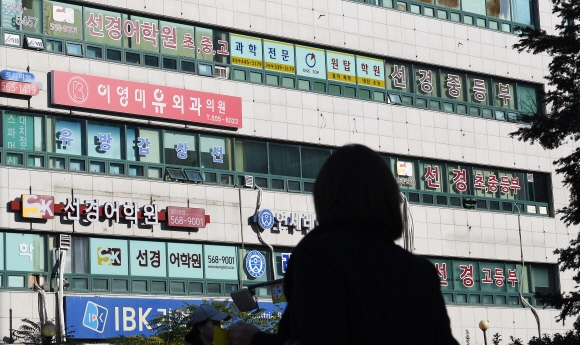 사교육 1번지라 불리는 대치동 학원가는 코로나로 인한 휴원 권고에도 낮은 휴원율을 보이고 있다. 오장환 기자 5zzang@seoul.co.kr