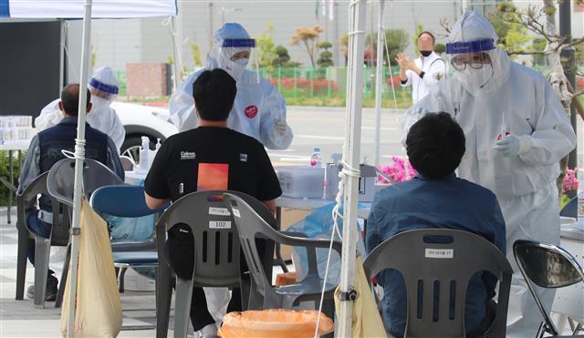 코로나 전수검사받는 근로자들