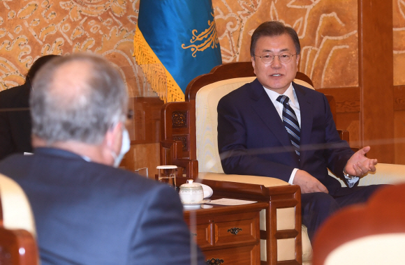 문재인 대통령이 27일 청와대에서 방한 중인 스탠리 어크 노바백스사 CEO를 접견하고 있다. 2021. 4. 27 도준석 기자 pado@seoul.co.kr