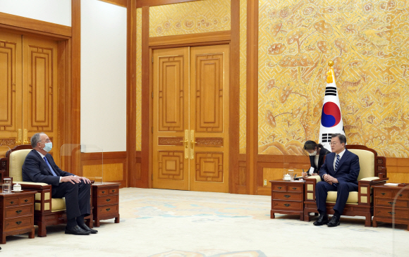 문재인 대통령이 27일 청와대에서 방한 중인 스탠리 어크 노바백스사 CEO를 접견하고 있다. 2021. 4. 27 도준석 기자 pado@seoul.co.kr