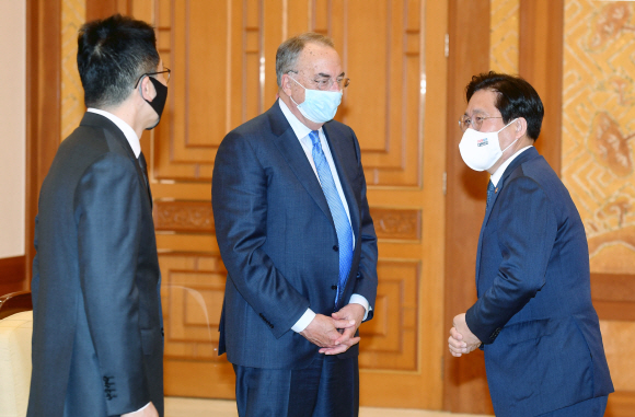 성윤모 산업통상자원부 장관(오른쪽)이 27일 청와대를 방문한 스탠리 어크 노바백스사 CEO와 대화 하고 있다. 왼쪽은 최창원 SK디스커버리 부회장.2021. 4. 27 도준석 기자 pado@seoul.co.kr
