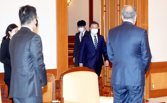 문재인 대통령이 27일 청와대에서 방한 중인 스탠리 어크 노바백스사 CEO를 접견하고 있다. 2021. 4. 27 도준석 기자 pado@seoul.co.kr