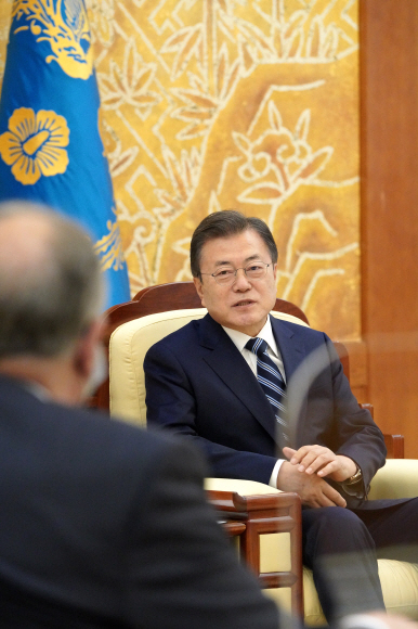 문재인 대통령이 27일 청와대에서 방한 중인 스탠리 어크 노바백스사 CEO를 접견하고 있다. 2021. 4. 27 도준석 기자 pado@seoul.co.kr