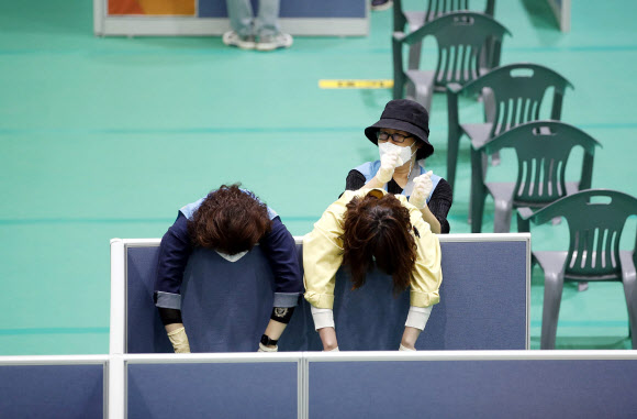 지친 백신접종센터 ‘토닥토닥’