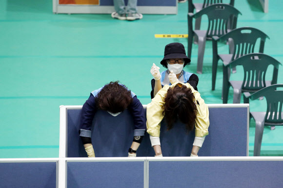 지친 백신접종센터 ‘토닥토닥’