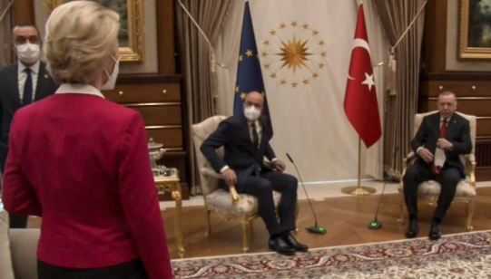 지난 6일 EU·터키 정상회담에서 좌석을 배정받지 못한 우르줄라 폰데어라이엔(왼쪽부터) EU 집행위원장이 상석에 앉은 샤를 미셸 EU 정상회의 상임의장과 레제프 타이이프 에르도안 터키 대통령을 멀찍이 떨어져 어색하게 지켜보는 모습. 터키대통령궁 제공 비디오 캡처