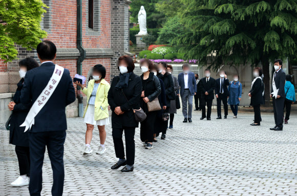 명동성당 대성전 앞 조문 행렬