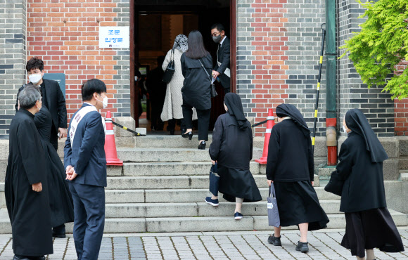 정진석 추기경 일반 신자 조문 시작