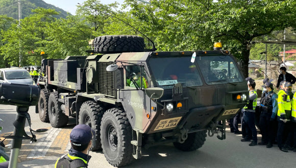 성주 사드기지에 군용장비·자재 등 반입