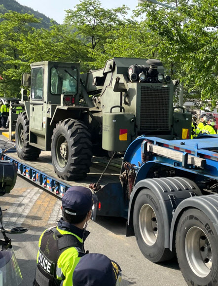 성주 사드기지에 이동식 발전기 등 장비·자재 반입