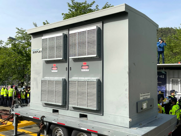 성주 사드기지에 이동식 발전기 등 장비·자재 반입