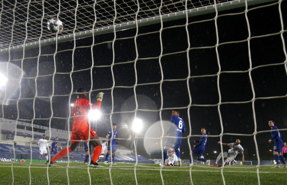레알 마드리드의 카림 벤제마가 28일 열린 유럽 챔피언스리그 4강 1차전 첼시와의 홈경기에서 환상적인 발리슛으로 동점골을 터뜨리고 있다. 로이터 연합뉴스