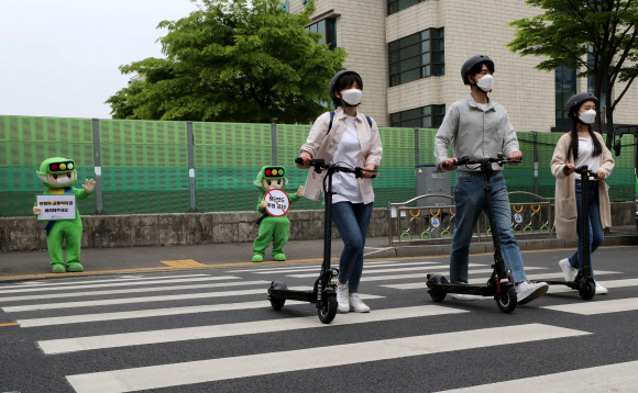 개인형 이동장치, 횡단보도에서는 걸어 이동